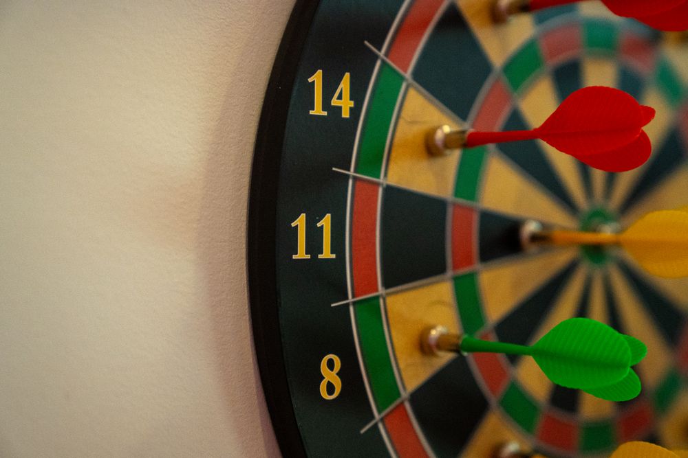 Darts auf einer klassischen Dartscheibe